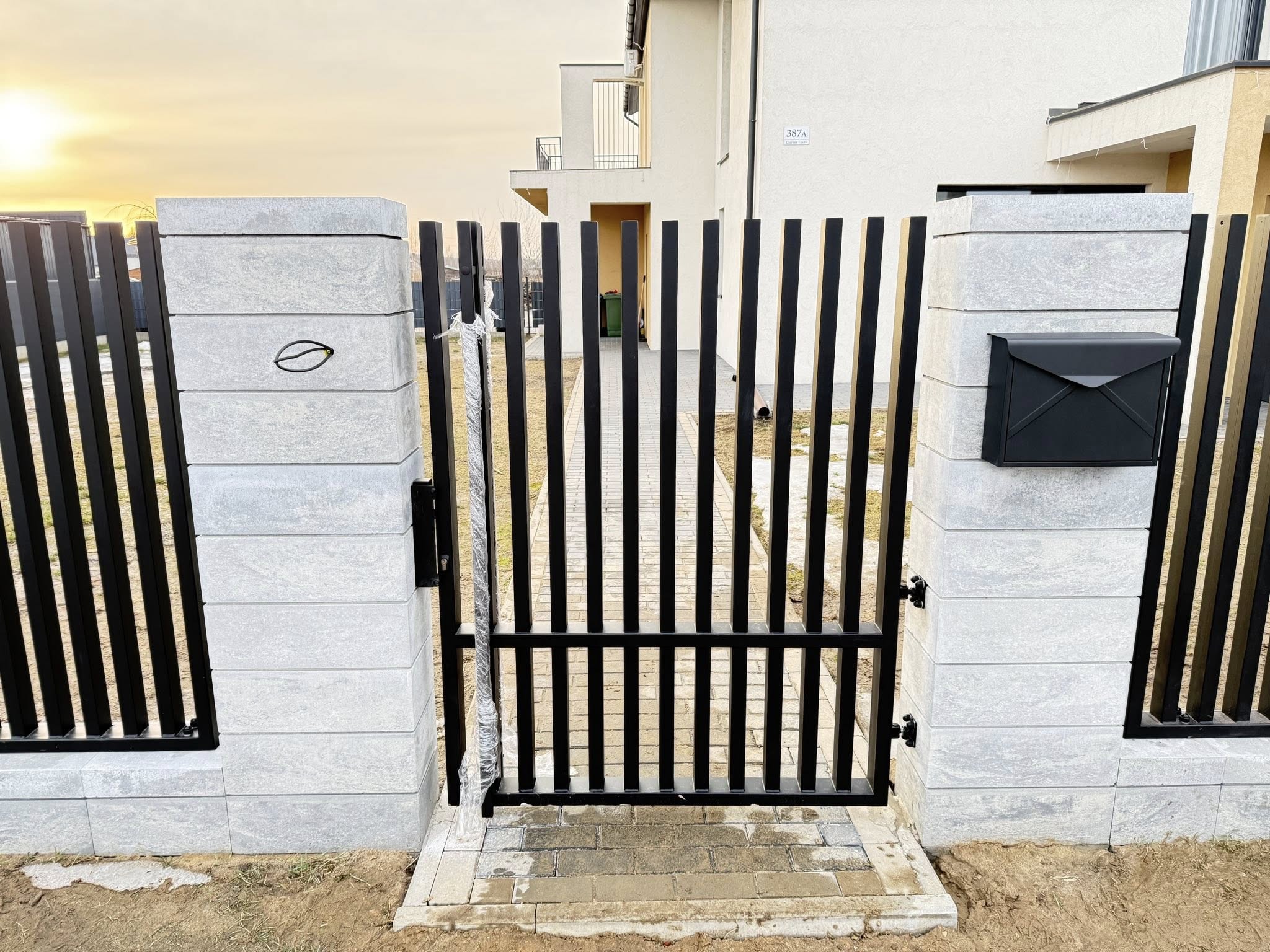 Ogrodzenie grzebieniowe - przęsła i furtka pionowe na wymiar. Producent Klarson